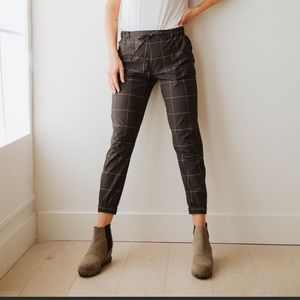 Albion Jetsetter Black and white Capris. Size XXS. Petite